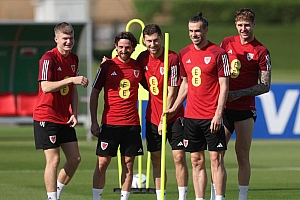 威尔士球迷想要体验世界杯,所以他们组团去了西班牙