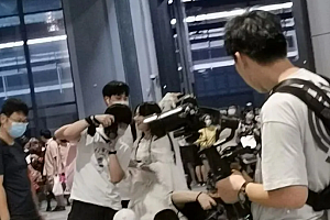 深扒“福利姬”黑幕:10块钱卖未成年大尺度照,有人年入30万!这些擦边球行业毁了多少人?