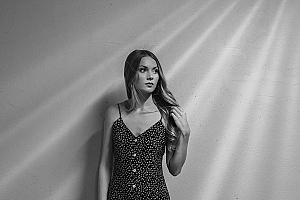 和女生聊天对方很不耐烦?不要再“跪舔讨好”式聊天了!