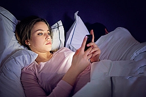 劈腿是什么意思?女友劈腿都有哪些征兆?2个技巧应对女友劈腿!