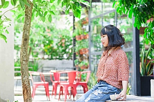 我喜欢的女生把我当哥们,我该怎么办?