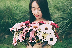 女生觉得自己丑,怎么回答才能哄她开心?