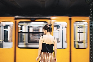 女生说你不在乎我 该怎么回复她?