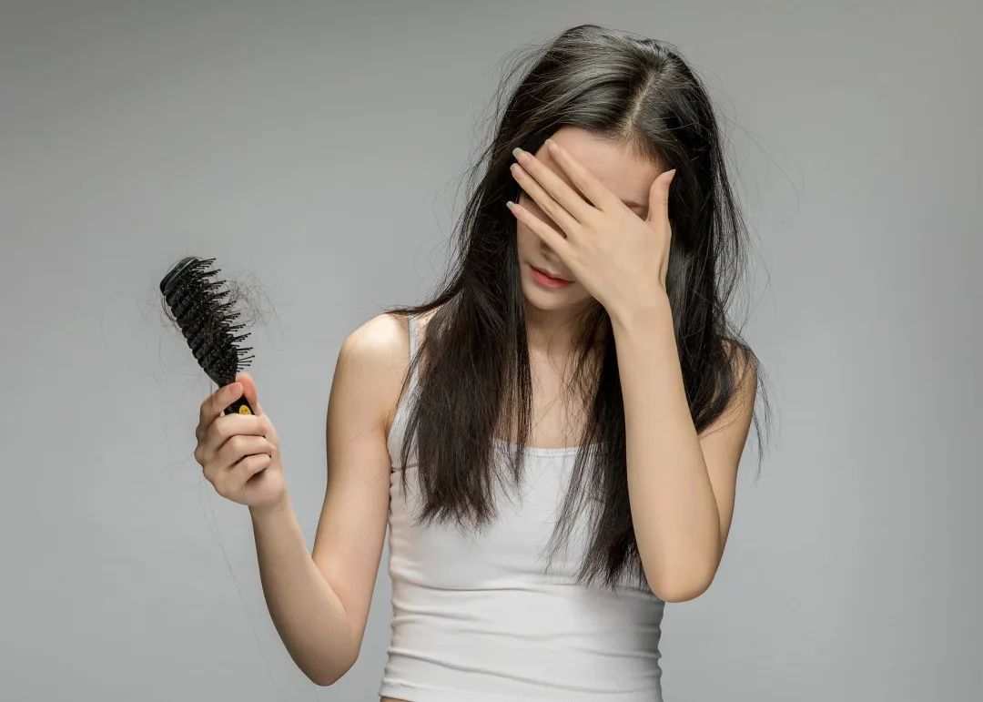 因频繁掉发，女大学生直接剃光头！这样真能养发吗？
